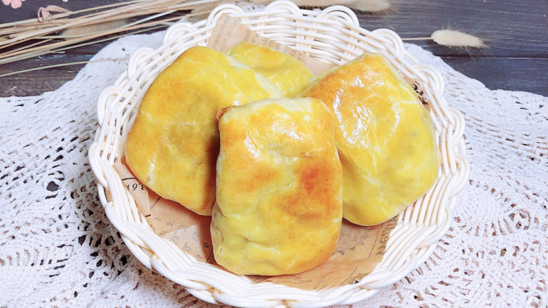 冬至美食 新疆烤包子,外焦里嫩的烤包子就做好了,金灿灿的相当诱人!