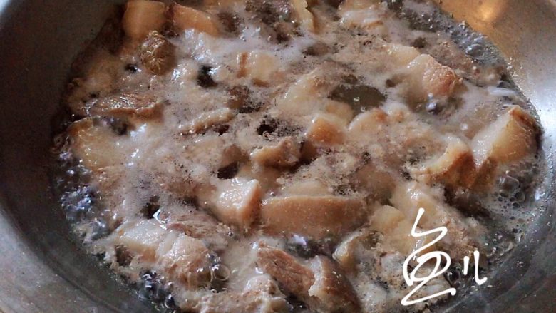 腊汁肉夹馍,五花肉凉水下锅,焯去血沫