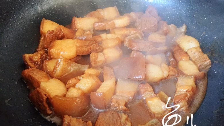 腊汁肉夹馍,此时肉炖熟了,要留一点汤汁