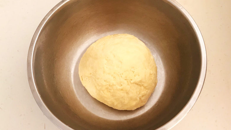 炒猫耳朵,揉成光滑的面团,盖上保鲜膜饧面15分钟