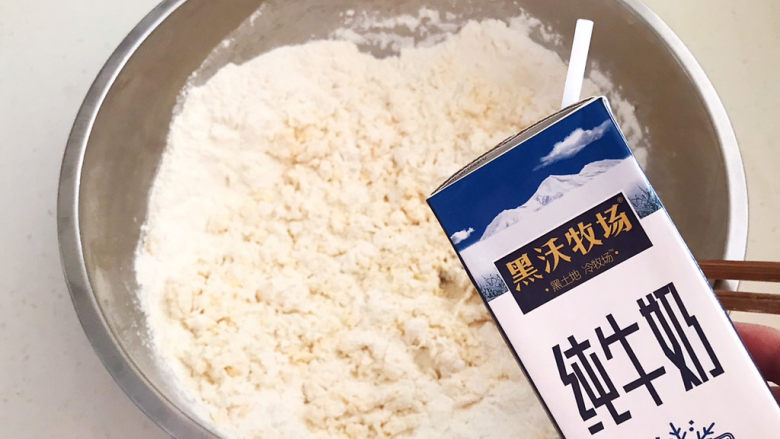 炒猫耳朵,加入纯牛奶,边倒边搅拌