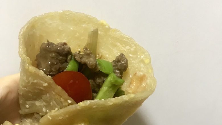 嫩牛五方,把两边皮往中间盖，用力压一下，尾巴卷起来即可。