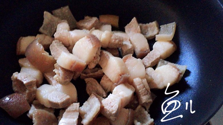 腊汁肉夹馍,焯水后的肉块清洗干净,放入油锅中