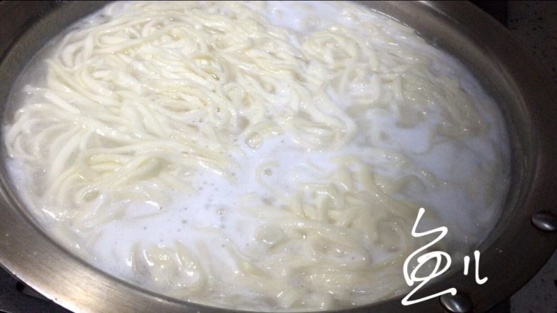 冬至美食 打卤面(香菇肉末卤),水烧开放入面条煮熟