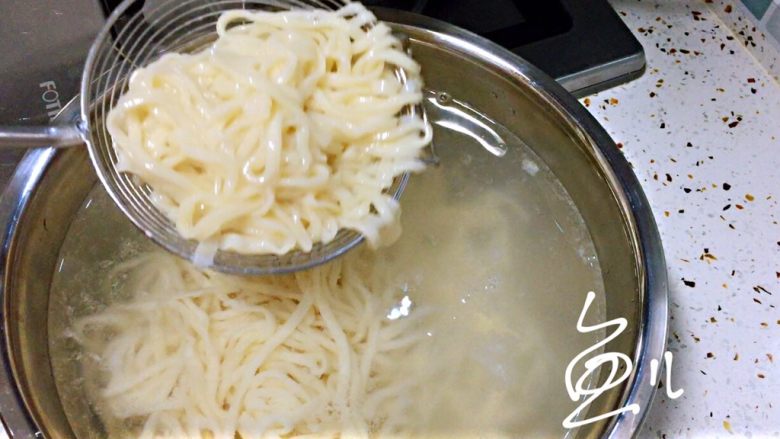 冬至美食 打卤面(香菇肉末卤),捞出面条过凉水
