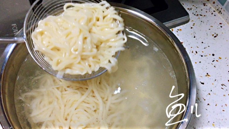 冬至美食 打卤面（香菇肉末卤）,捞出面条过凉水