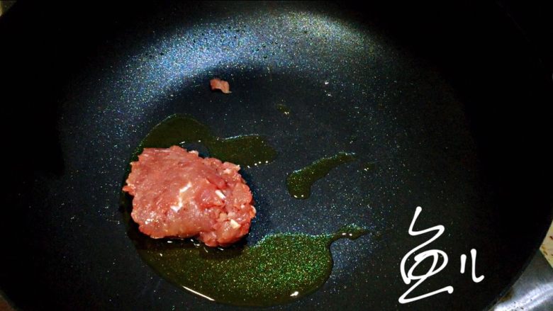 冬至美食 打卤面(香菇肉末卤),猪肉丁放入油锅,翻炒片刻