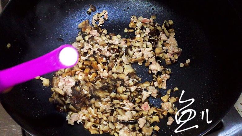 冬至美食 打卤面(香菇肉末卤),放盐炒匀