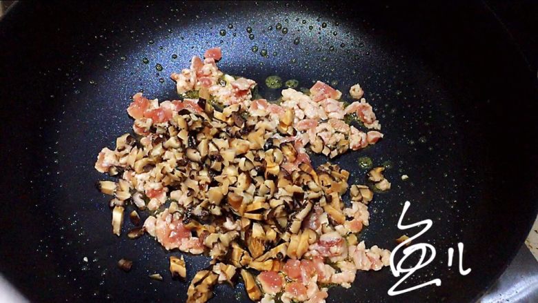 冬至美食 打卤面(香菇肉末卤),放入香菇碎炒匀