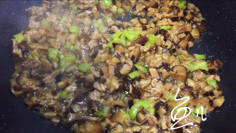 冬至美食 打卤面(香菇肉末卤),炒匀熄火