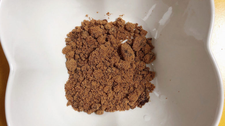 冬至美食 酒酿红糖银耳汤圆,准备一只碗,里面放一勺红糖。