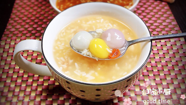 冬至美食 酒酿红糖银耳汤圆,彩色的小汤圆，看起来很有食欲哟！