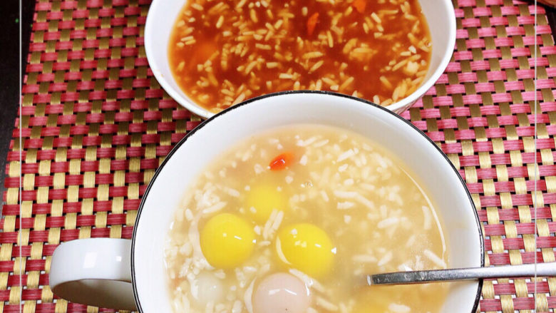 冬至美食 酒酿红糖银耳汤圆,将煮好的汤圆盛入碗中,一种原味、一种红糖味道,都非常好吃!