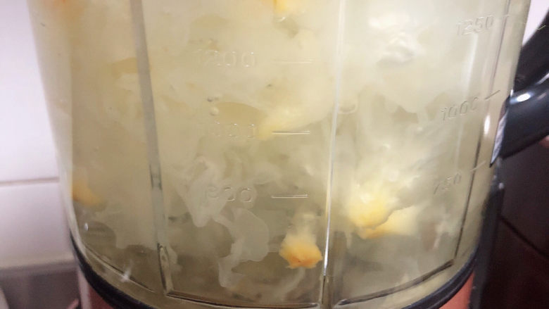 冬至美食 酒酿红糖银耳汤圆,银耳放入破壁机中蒸煮40分钟,破壁打成银耳羹。