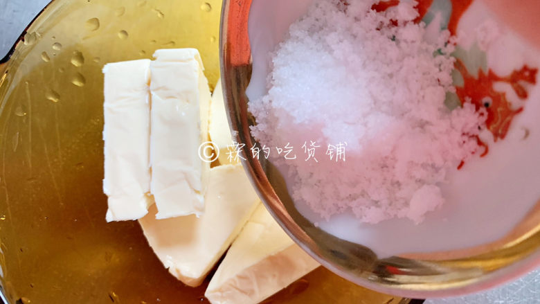 冬至美食 奶酪夹心饼干,接着做奶酪夹心，<a style='color:red;display:inline-block;' href='/shicai/ 48598'>奶油奶酪</a>软化后，加入细砂糖和<a style='color:red;display:inline-block;' href='/shicai/ 219'>牛奶</a>，隔水加热或微波炉叮一下，使其溶化。