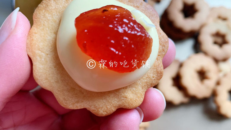 冬至美食 奶酪夹心饼干,再在中心位置放上点<a style='color:red;display:inline-block;' href='/shicai/ 2867'>果酱</a>，再把镂空的那片饼干覆盖上去。