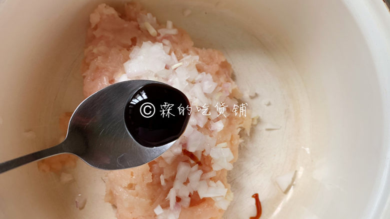 冬至美食 鸡肉洋葱圈,随后加入<a style='color:red;display:inline-block;' href='/shicai/ 721'>蚝油</a>。