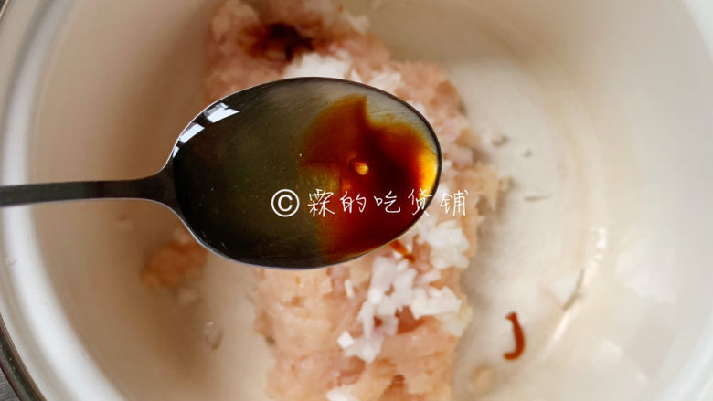 冬至美食 鸡肉洋葱圈,<a style='color:red;display:inline-block;' href='/shicai/ 718'>料酒</a>。