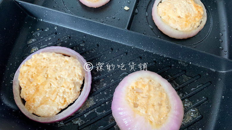冬至美食 鸡肉洋葱圈,一面煎至焦黄,翻面继续煎。