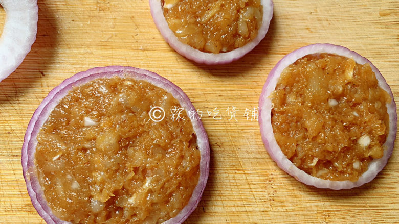 冬至美食 鸡肉洋葱圈,把拌好的鸡肉馅,填入洋葱圈中。