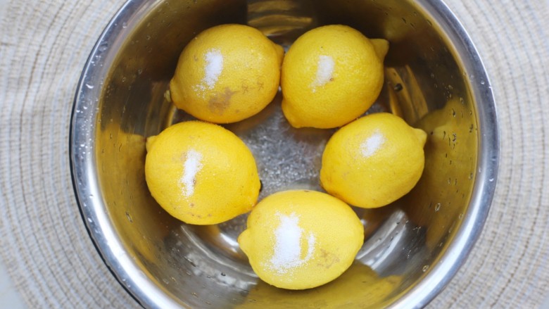 冬至美食 柠檬蜂蜜水,将🍋清洗干净后,加盐搓一下去掉表面的蜡。