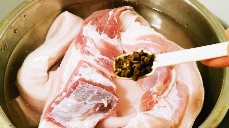 冬至美食 红烧肉卤蛋,凉水下锅 放入<a style='color:red;display:inline-block;' href='/shicai/ 700'>花椒</a>去腥增香 煮开捞出