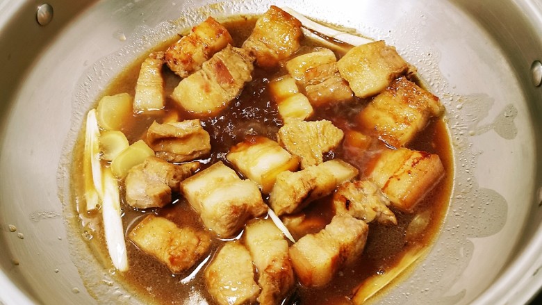 冬至美食 红烧肉卤蛋,调味品放入后 盖上盖子 大火煮开小火慢炖
