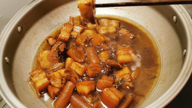 冬至美食 红烧肉卤蛋,用筷子试一试 轻松将肉块扎透 表明肉块已经成熟