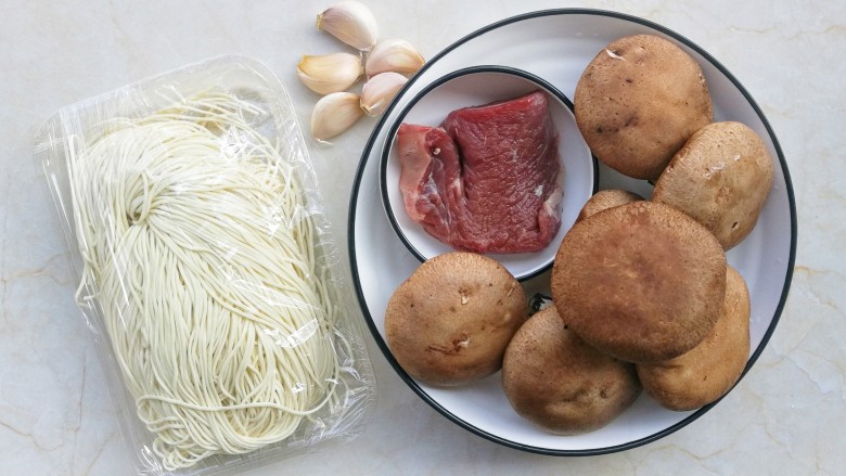 冬至美食 香菇肉酱拌面,准备好所有食材。