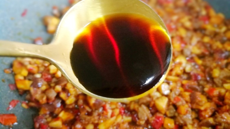 冬至美食 香菇肉酱拌面,加入4勺剁辣椒,3勺<a style='color:red;display:inline-block;' href='/shicai/ 705'>豆瓣酱</a>,2勺生抽,1勺料酒。