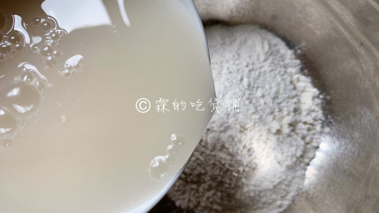 冬至美食 培根蘑菇披萨,加入酵母水(酵母,用约两汤匙的水溶解就可以了,随后再少量多次的加入清水。)