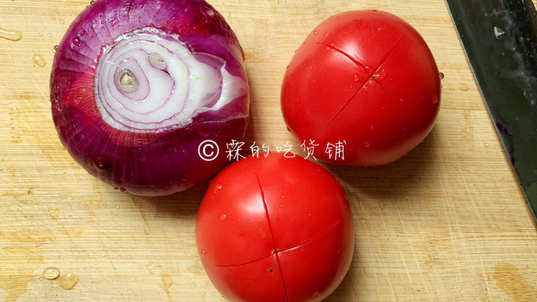 冬至美食 培根蘑菇披萨,面团发酵的同时，来做<a style='color:red;display:inline-block;' href='/shicai/ 46963'>披萨酱</a>。
准备一个洋葱，西红柿顶部，划个十字，开水里浸泡一下，然后把皮剥掉（划个十字，是为了剥皮更方便一些。）