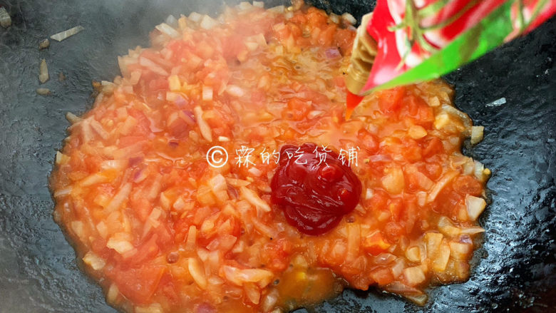 冬至美食 培根蘑菇披萨,炒至番茄都变成糊糊了,加入<a style='color:red;display:inline-block;' href='/shicai/ 753'>番茄沙司</a>,翻炒均匀。