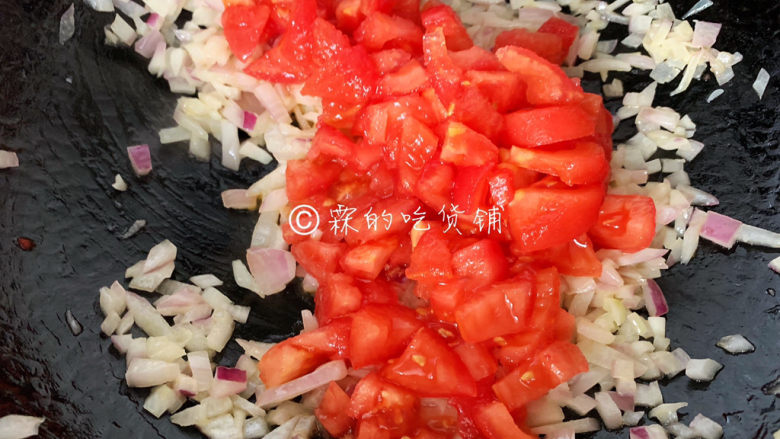 冬至美食 培根蘑菇披萨,再把番茄丁放入一起煸炒,可以一边炒,一边用锅铲把番茄捣捣烂。