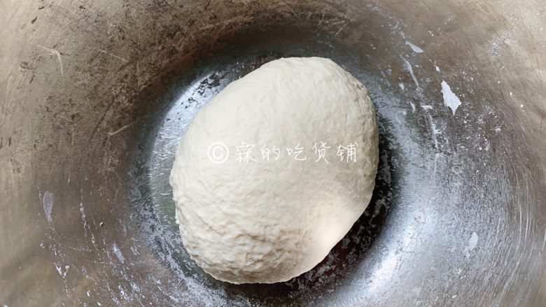 冬至美食 培根蘑菇披萨,最后,把面粉揉成一个三光的面团,放在温暖处发酵。