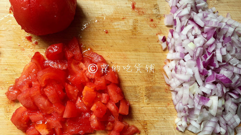 冬至美食 培根蘑菇披萨,随后,把洋葱和西红柿都切成小丁。