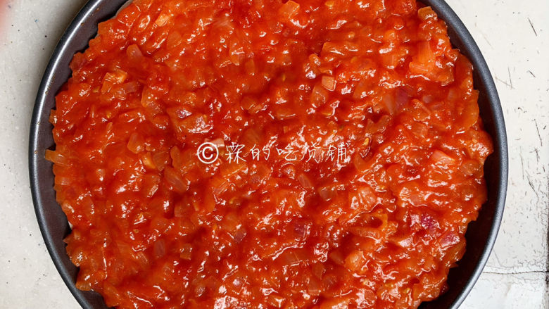 冬至美食 培根蘑菇披萨,随后,把披萨酱均匀的铺在<a style='color:red;display:inline-block;' href='/shicai/ 15438'>饼皮</a>上。