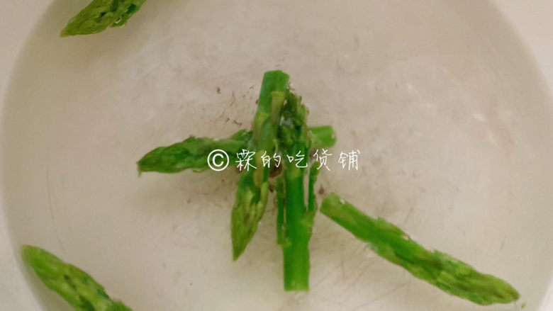 冬至美食 嫩牛五方,芦笋尖和<a style='color:red;display:inline-block;' href='/shicai/ 676'>白果</a>,分别放入开水中汆烫一下,水里略放点盐,随后捞出备用。