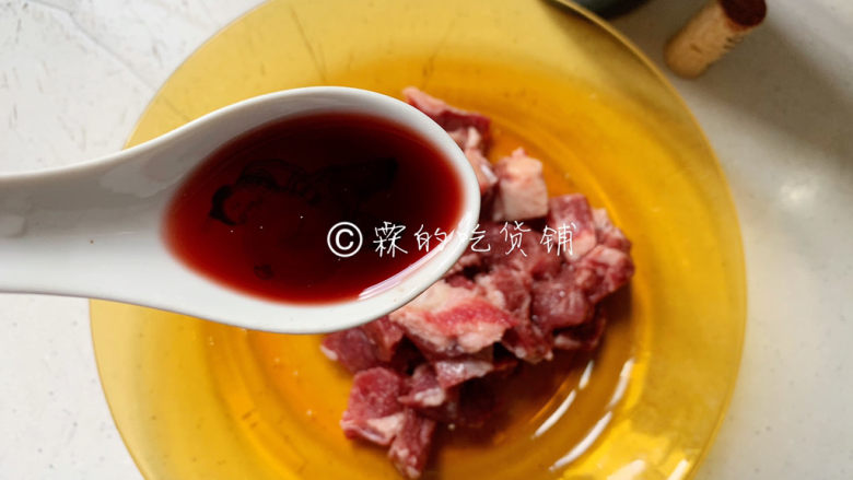 冬至美食 嫩牛五方,随后,用盐和<a style='color:red;display:inline-block;' href='/shicai/ 13418'>红酒</a>稍微腌制一会。