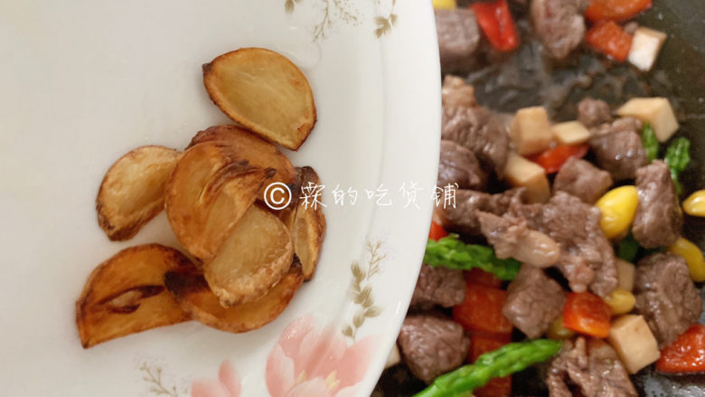冬至美食 嫩牛五方,最后放入蒜片,快速的翻炒均匀后关火。
