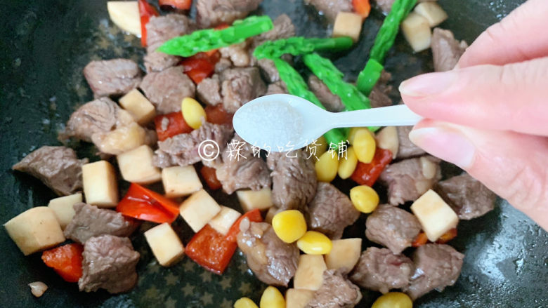 冬至美食 嫩牛五方,略微放点盐,翻炒均匀。