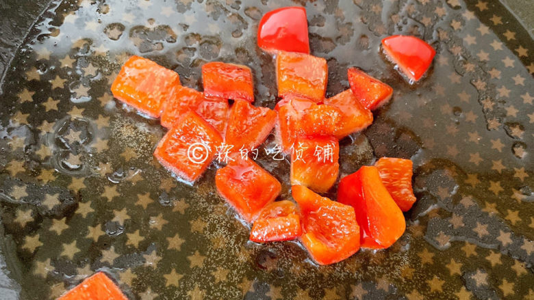 冬至美食 嫩牛五方,炸完蒜片的底油留着,把红椒放入,煸炒一下。