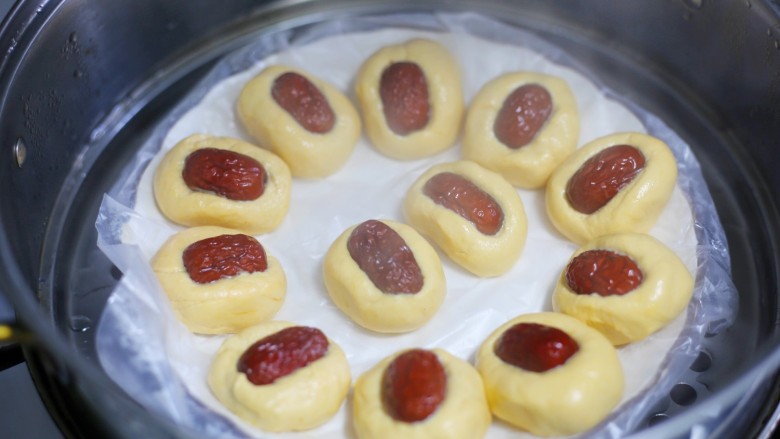 冬至美食 南瓜红枣糕,南瓜<a style='color:red;display:inline-block;' href='/shicai/ 2470'>红枣</a>点心底下贴一层油纸,放入盘中,上锅中火蒸20分钟后即可!