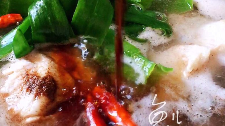 冬至美食 酱骨棒,放入<a style='color:red;display:inline-block;' href='/shicai/ 788'>生抽</a>,大火烧开后转中火煮半小时