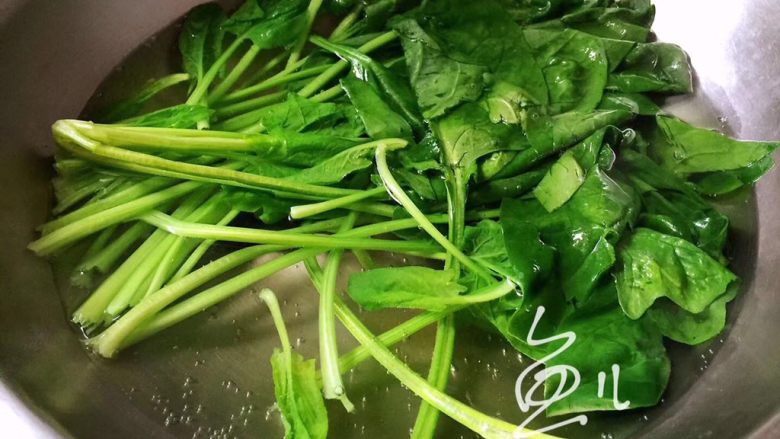 冬至美食 果仁菠菜,菠菜放开水锅中20-30秒,焯熟捞出