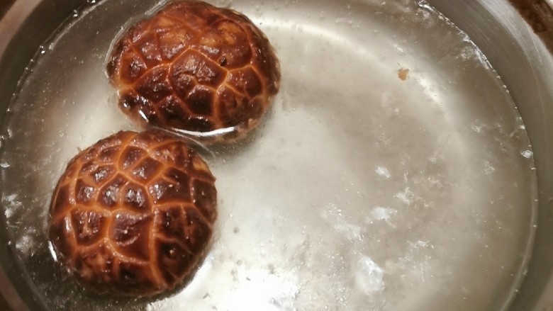 冬至美食 羊肉火锅,花菇用开水汆烫快速捞出