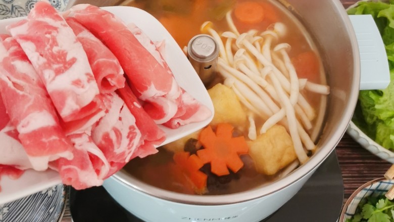 冬至美食 羊肉火锅,放入<a style='color:red;display:inline-block;' href='/shicai/ 10108'>羊肉卷</a>