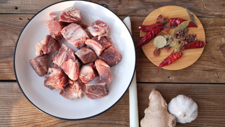 冬至美食 家常红烧牛肉,<a style='color:red;display:inline-block;' href='/shicai/ 218'>牛腩</a>切成两指见方的大块(因为做熟会缩水,所以建议切的不要太小),先用凉水浸泡15-20分钟,洗净肉内毛细血管中的血水。