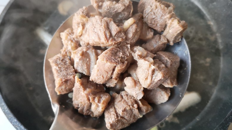 冬至美食 家常红烧牛肉,将焯好的牛腩沥水捞出备用,焯牛腩的水过滤一下,去除葱姜留用。
