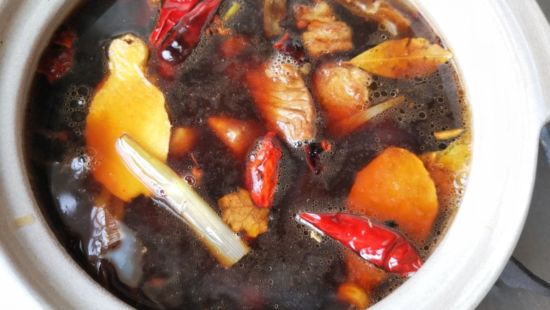 冬至美食 家常红烧牛肉,煮开后移入砂锅中,如果这时汤不够多可适量加入开水,中小火加盖焖40-60分钟。